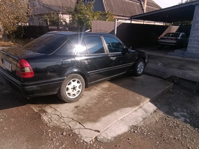 Черный Мерседес 220, объемом двигателя 2.2 л и пробегом 345 тыс. км за 2550 $, фото 6 на Automoto.ua