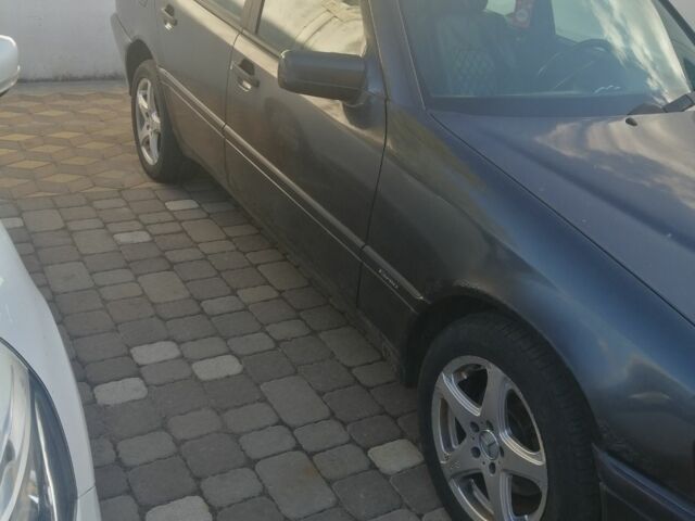 Чорний Мерседес 220, об'ємом двигуна 2.2 л та пробігом 245 тис. км за 3500 $, фото 1 на Automoto.ua