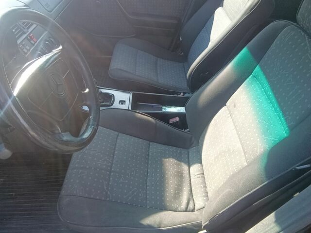 Черный Мерседес 220, объемом двигателя 2.2 л и пробегом 345 тыс. км за 2550 $, фото 3 на Automoto.ua