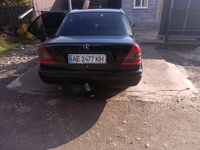 Черный Мерседес 220, объемом двигателя 2.2 л и пробегом 345 тыс. км за 2550 $, фото 5 на Automoto.ua