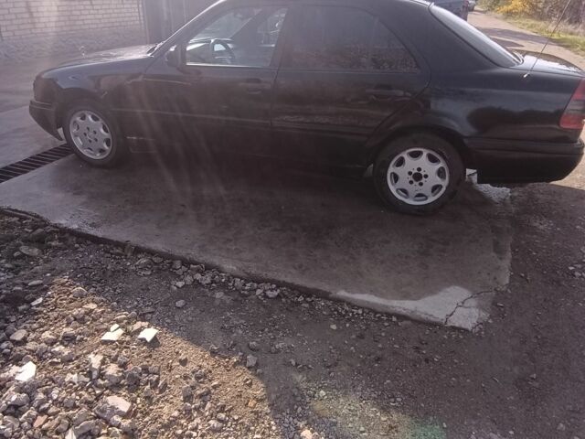 Черный Мерседес 220, объемом двигателя 2.2 л и пробегом 345 тыс. км за 2550 $, фото 1 на Automoto.ua