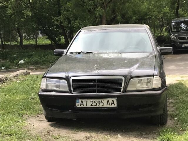 Черный Мерседес 220, объемом двигателя 2.2 л и пробегом 300 тыс. км за 1747 $, фото 6 на Automoto.ua