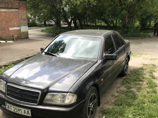 Черный Мерседес 220, объемом двигателя 2.2 л и пробегом 300 тыс. км за 1747 $, фото 4 на Automoto.ua