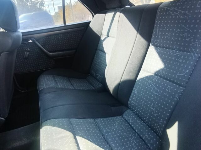 Черный Мерседес 220, объемом двигателя 2.2 л и пробегом 345 тыс. км за 2550 $, фото 4 на Automoto.ua