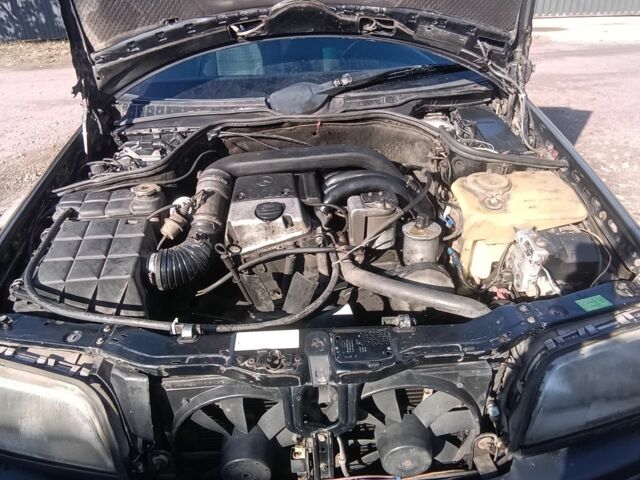 Черный Мерседес 220, объемом двигателя 2.2 л и пробегом 345 тыс. км за 2550 $, фото 7 на Automoto.ua