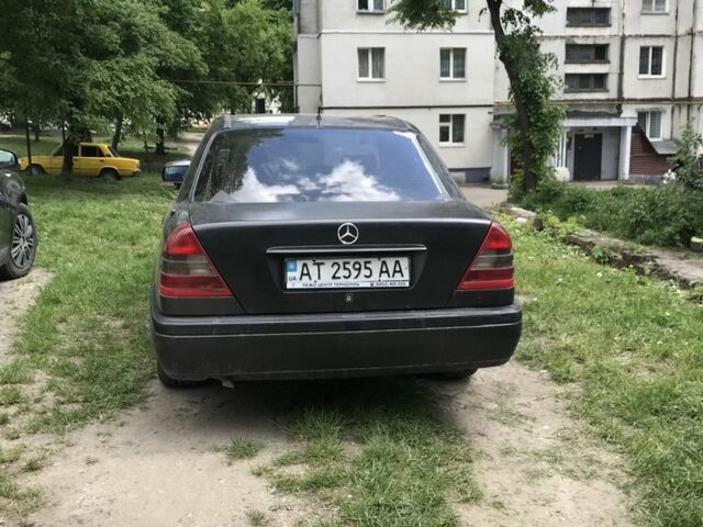 Черный Мерседес 220, объемом двигателя 2.2 л и пробегом 300 тыс. км за 1747 $, фото 2 на Automoto.ua