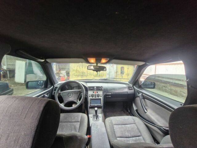 Чорний Мерседес 220, об'ємом двигуна 2.2 л та пробігом 321 тис. км за 1350 $, фото 7 на Automoto.ua