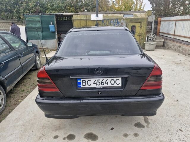 Чорний Мерседес 220, об'ємом двигуна 2.2 л та пробігом 321 тис. км за 1350 $, фото 5 на Automoto.ua