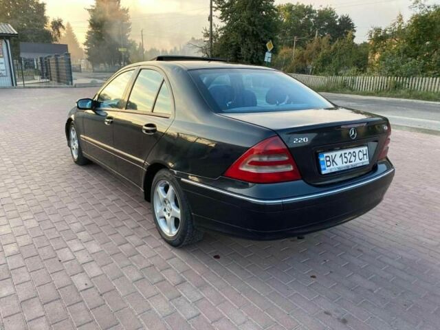 Черный Мерседес 220, объемом двигателя 2.1 л и пробегом 30 тыс. км за 3800 $, фото 1 на Automoto.ua