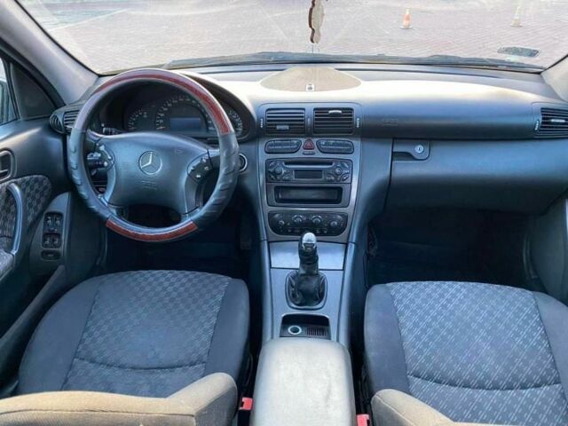 Черный Мерседес 220, объемом двигателя 2.1 л и пробегом 30 тыс. км за 3800 $, фото 5 на Automoto.ua