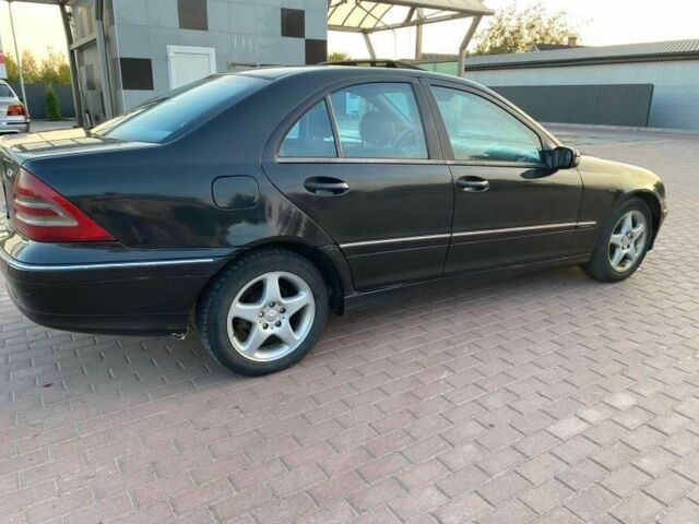 Черный Мерседес 220, объемом двигателя 2.1 л и пробегом 30 тыс. км за 3800 $, фото 3 на Automoto.ua