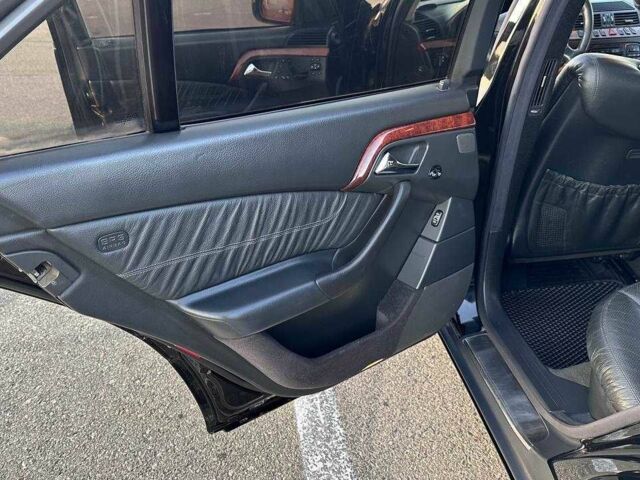 Черный Мерседес 220, объемом двигателя 4 л и пробегом 400 тыс. км за 7000 $, фото 14 на Automoto.ua