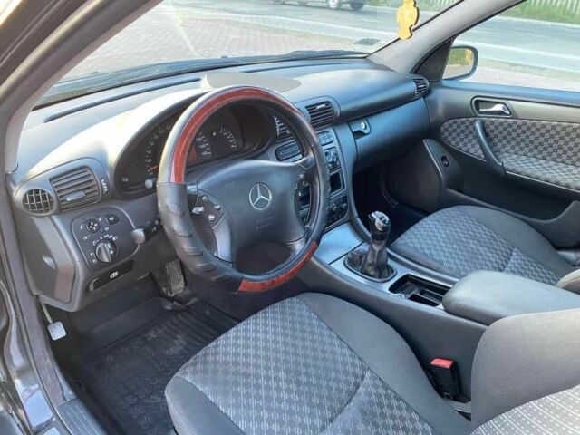 Черный Мерседес 220, объемом двигателя 2.1 л и пробегом 30 тыс. км за 3800 $, фото 4 на Automoto.ua