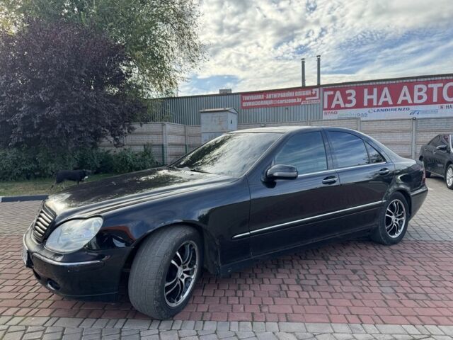 Чорний Мерседес 220, об'ємом двигуна 5 л та пробігом 200 тис. км за 3000 $, фото 1 на Automoto.ua