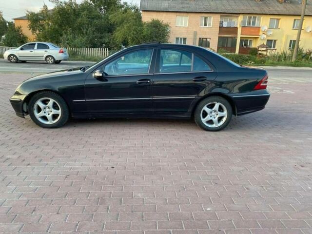 Черный Мерседес 220, объемом двигателя 2.1 л и пробегом 30 тыс. км за 3800 $, фото 2 на Automoto.ua