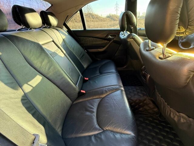 Черный Мерседес 220, объемом двигателя 3.2 л и пробегом 325 тыс. км за 7500 $, фото 9 на Automoto.ua