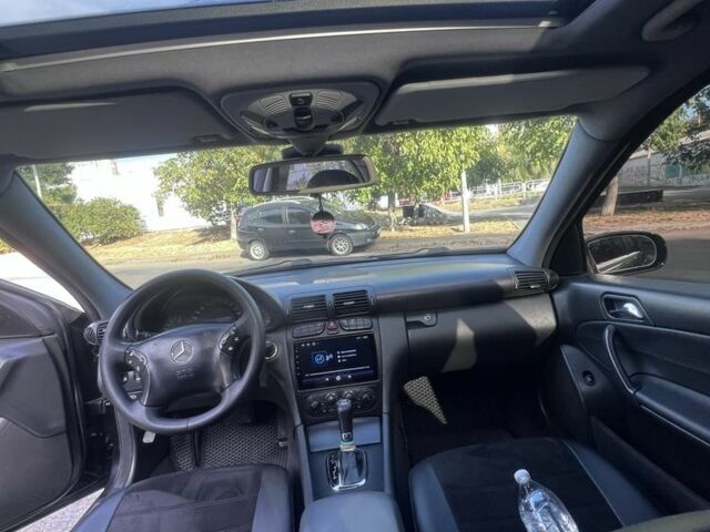 Черный Мерседес 220, объемом двигателя 2.1 л и пробегом 405 тыс. км за 5500 $, фото 11 на Automoto.ua