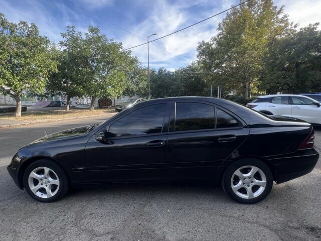 Черный Мерседес 220, объемом двигателя 2.1 л и пробегом 405 тыс. км за 5500 $, фото 1 на Automoto.ua