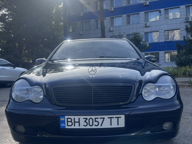 Черный Мерседес 220, объемом двигателя 2.1 л и пробегом 405 тыс. км за 5500 $, фото 3 на Automoto.ua