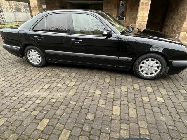 Черный Мерседес 220, объемом двигателя 2.1 л и пробегом 353 тыс. км за 3899 $, фото 3 на Automoto.ua