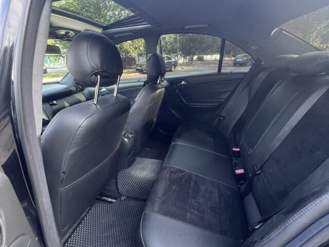 Черный Мерседес 220, объемом двигателя 2.1 л и пробегом 405 тыс. км за 5500 $, фото 8 на Automoto.ua