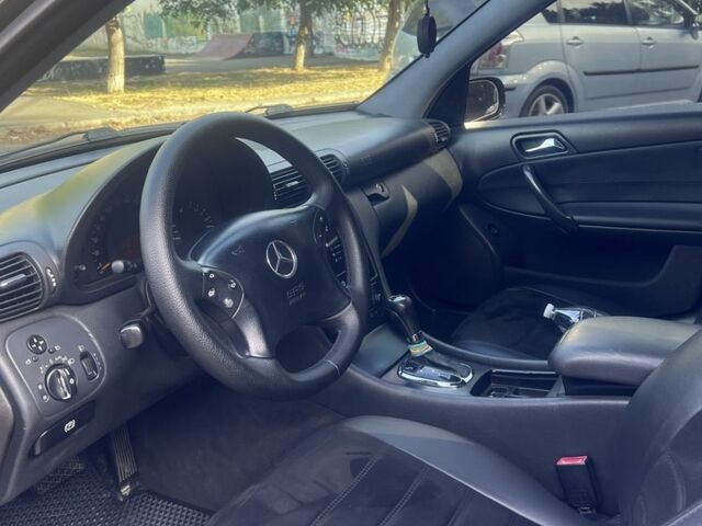 Черный Мерседес 220, объемом двигателя 2.1 л и пробегом 405 тыс. км за 5500 $, фото 6 на Automoto.ua