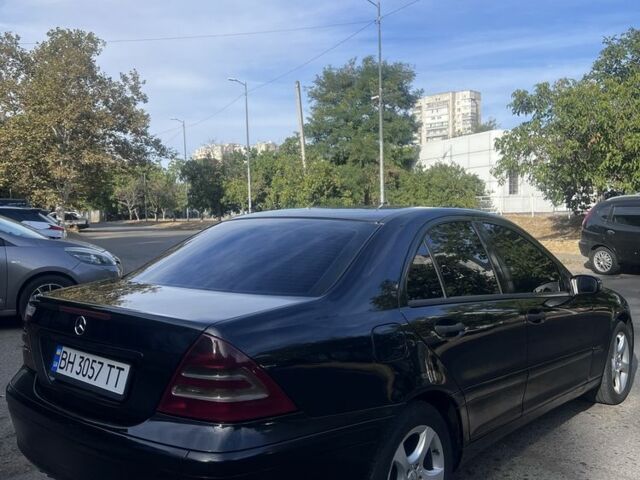 Черный Мерседес 220, объемом двигателя 2.1 л и пробегом 405 тыс. км за 5500 $, фото 4 на Automoto.ua