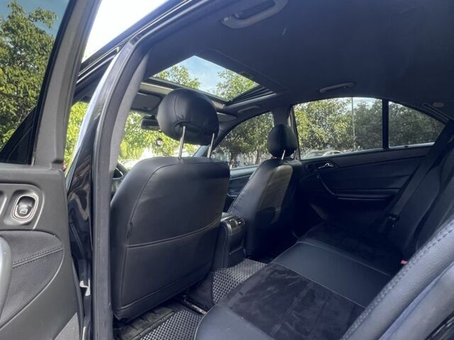 Черный Мерседес 220, объемом двигателя 2.1 л и пробегом 405 тыс. км за 5500 $, фото 10 на Automoto.ua