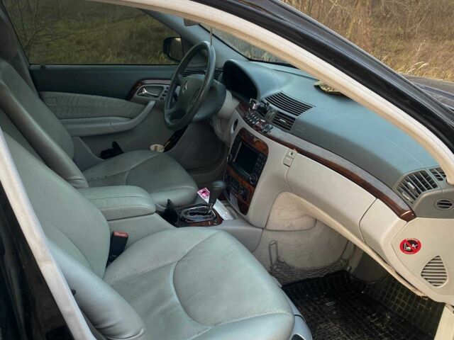 Черный Мерседес 220, объемом двигателя 4 л и пробегом 313 тыс. км за 4300 $, фото 6 на Automoto.ua