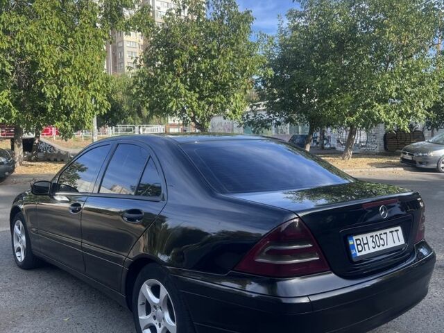 Черный Мерседес 220, объемом двигателя 2.1 л и пробегом 405 тыс. км за 5500 $, фото 5 на Automoto.ua