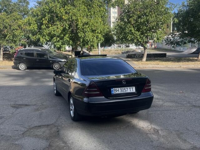 Черный Мерседес 220, объемом двигателя 2.1 л и пробегом 405 тыс. км за 5500 $, фото 16 на Automoto.ua