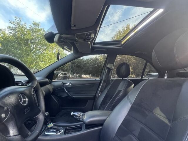 Черный Мерседес 220, объемом двигателя 2.1 л и пробегом 405 тыс. км за 5500 $, фото 7 на Automoto.ua