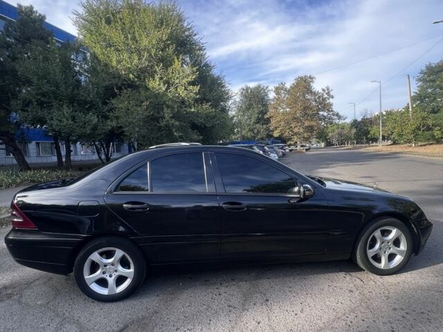 Черный Мерседес 220, объемом двигателя 2.1 л и пробегом 405 тыс. км за 5500 $, фото 2 на Automoto.ua