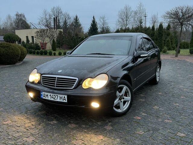Черный Мерседес 220, объемом двигателя 1.8 л и пробегом 250 тыс. км за 3900 $, фото 1 на Automoto.ua