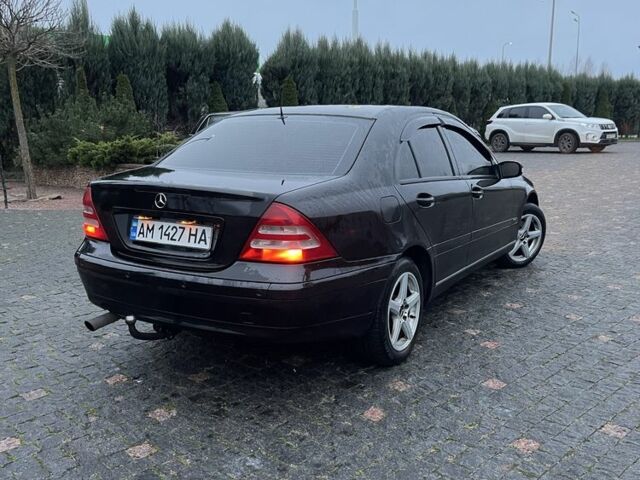 Черный Мерседес 220, объемом двигателя 1.8 л и пробегом 250 тыс. км за 3900 $, фото 6 на Automoto.ua