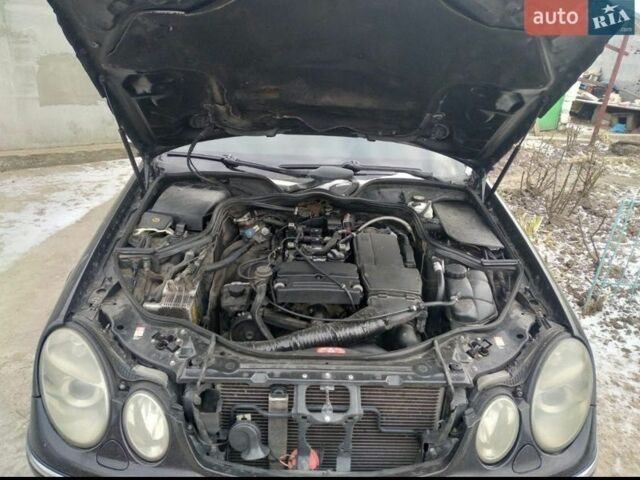 Черный Мерседес 220, объемом двигателя 1.8 л и пробегом 330 тыс. км за 4600 $, фото 3 на Automoto.ua