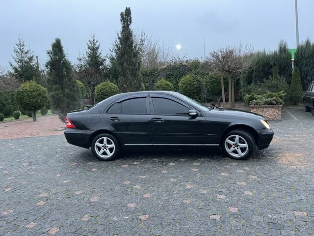 Черный Мерседес 220, объемом двигателя 1.8 л и пробегом 250 тыс. км за 3900 $, фото 4 на Automoto.ua