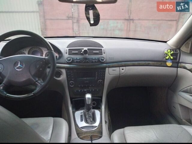 Черный Мерседес 220, объемом двигателя 1.8 л и пробегом 330 тыс. км за 4600 $, фото 5 на Automoto.ua