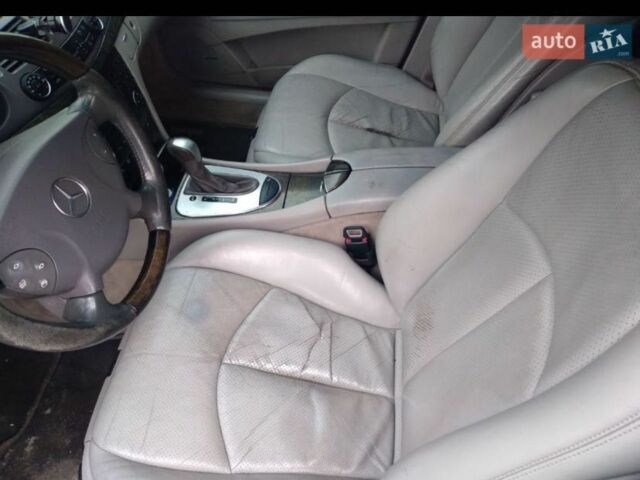 Черный Мерседес 220, объемом двигателя 1.8 л и пробегом 330 тыс. км за 4600 $, фото 6 на Automoto.ua