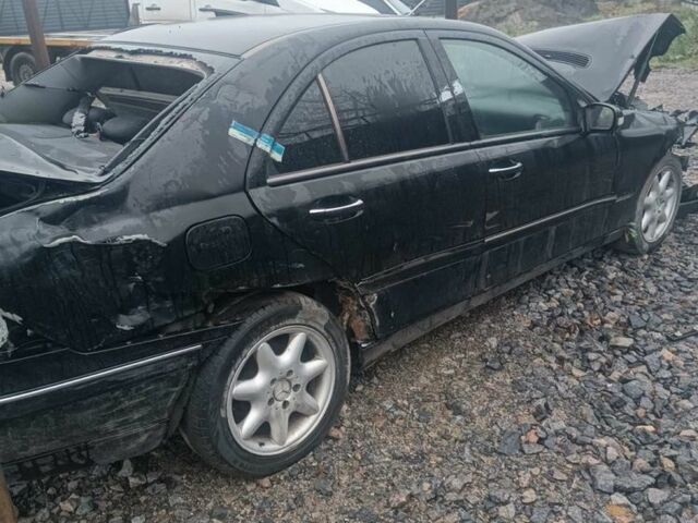 Черный Мерседес 220, объемом двигателя 2.1 л и пробегом 280 тыс. км за 1750 $, фото 2 на Automoto.ua