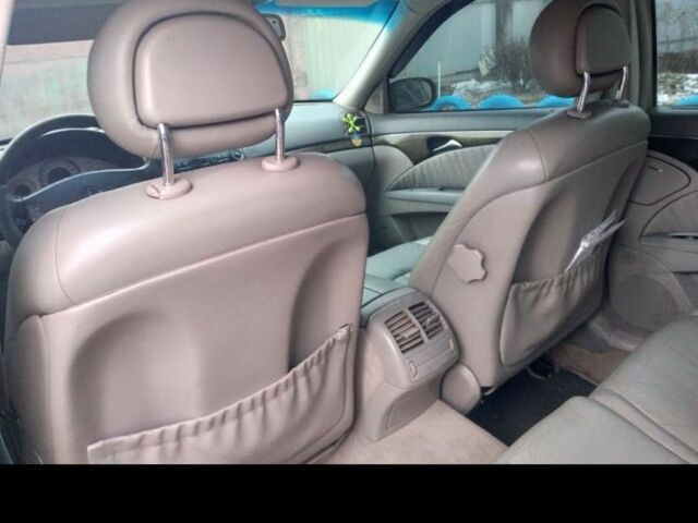 Черный Мерседес 220, объемом двигателя 1.8 л и пробегом 330 тыс. км за 4600 $, фото 7 на Automoto.ua