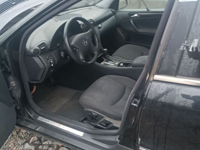 Черный Мерседес 220, объемом двигателя 2.1 л и пробегом 280 тыс. км за 1750 $, фото 4 на Automoto.ua