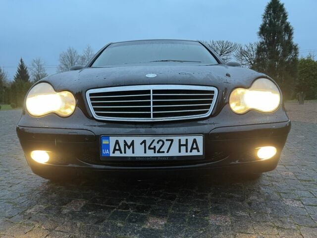 Черный Мерседес 220, объемом двигателя 1.8 л и пробегом 250 тыс. км за 3900 $, фото 15 на Automoto.ua