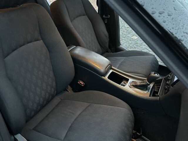 Черный Мерседес 220, объемом двигателя 1.8 л и пробегом 250 тыс. км за 3900 $, фото 9 на Automoto.ua