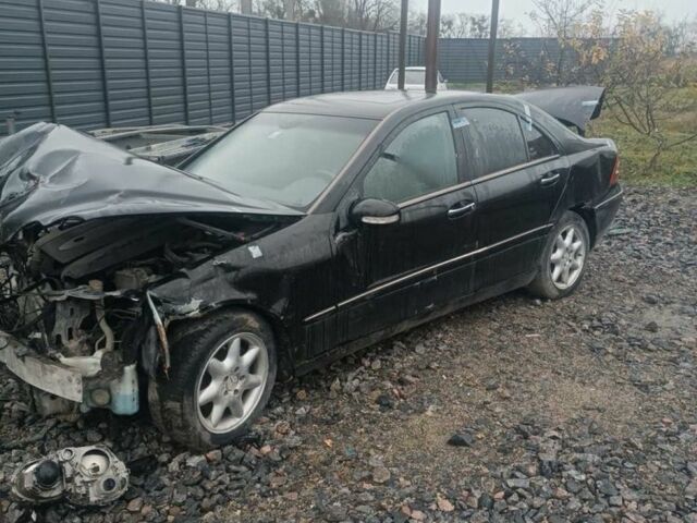 Черный Мерседес 220, объемом двигателя 2.1 л и пробегом 280 тыс. км за 1750 $, фото 6 на Automoto.ua