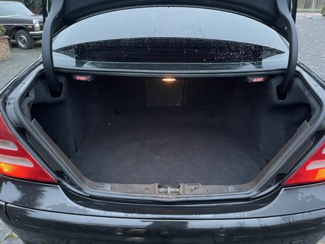 Черный Мерседес 220, объемом двигателя 1.8 л и пробегом 250 тыс. км за 3900 $, фото 12 на Automoto.ua