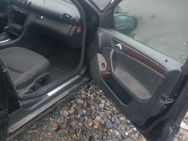 Черный Мерседес 220, объемом двигателя 2.1 л и пробегом 280 тыс. км за 1750 $, фото 1 на Automoto.ua