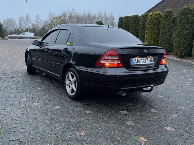 Черный Мерседес 220, объемом двигателя 1.8 л и пробегом 250 тыс. км за 3900 $, фото 7 на Automoto.ua