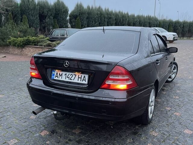 Черный Мерседес 220, объемом двигателя 1.8 л и пробегом 250 тыс. км за 3900 $, фото 5 на Automoto.ua