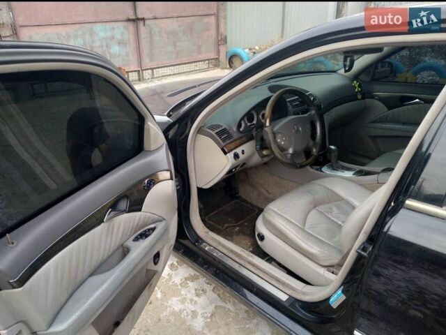 Черный Мерседес 220, объемом двигателя 1.8 л и пробегом 330 тыс. км за 4600 $, фото 2 на Automoto.ua